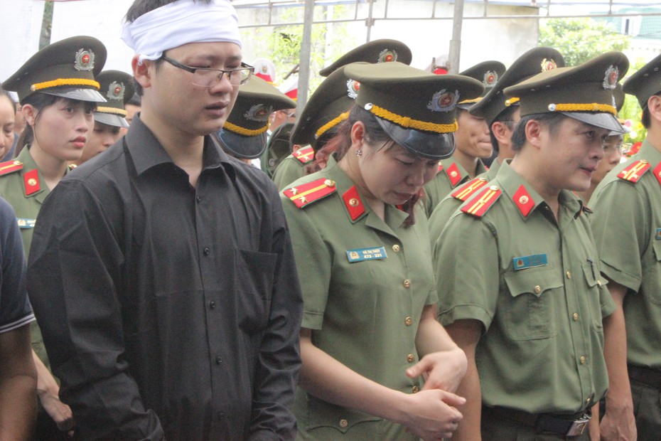 Nghẹn ngào lễ tiễn đưa người mẹ từ chối điều trị ung thư để cứu con
