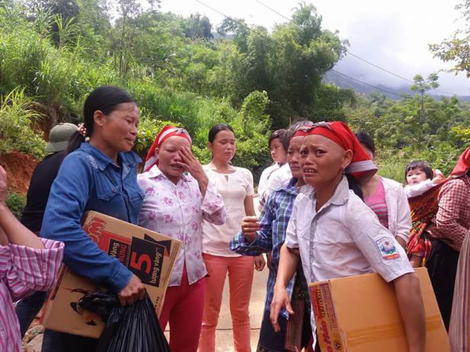Lào Cai: Người dân thôn Sủng Hoảng khóc nức nở khi nhận hàng cứu trợ