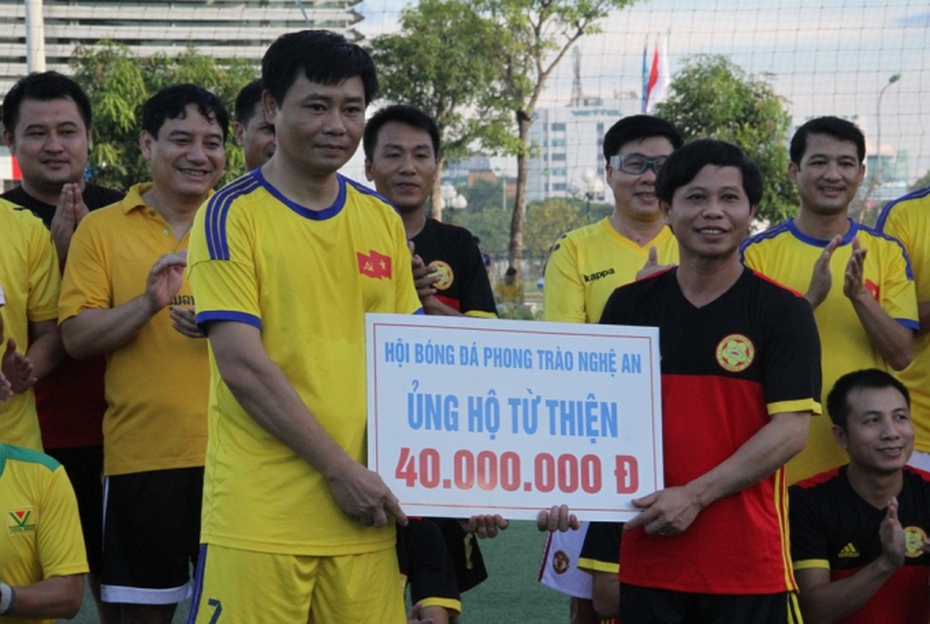 Nghệ An: Bí thư Tỉnh ủy ra sân đá bóng gây quỹ từ thiện