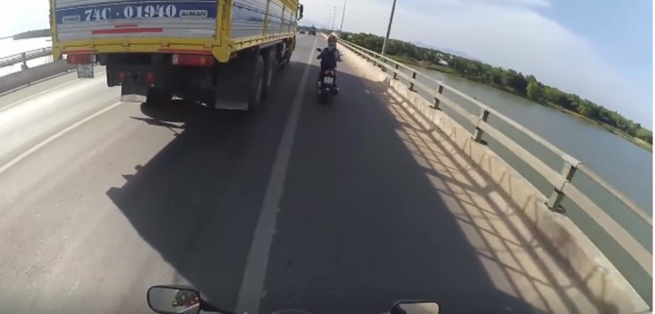 Cô gái quyết tâm bám theo xe tải để... 'tránh nắng'