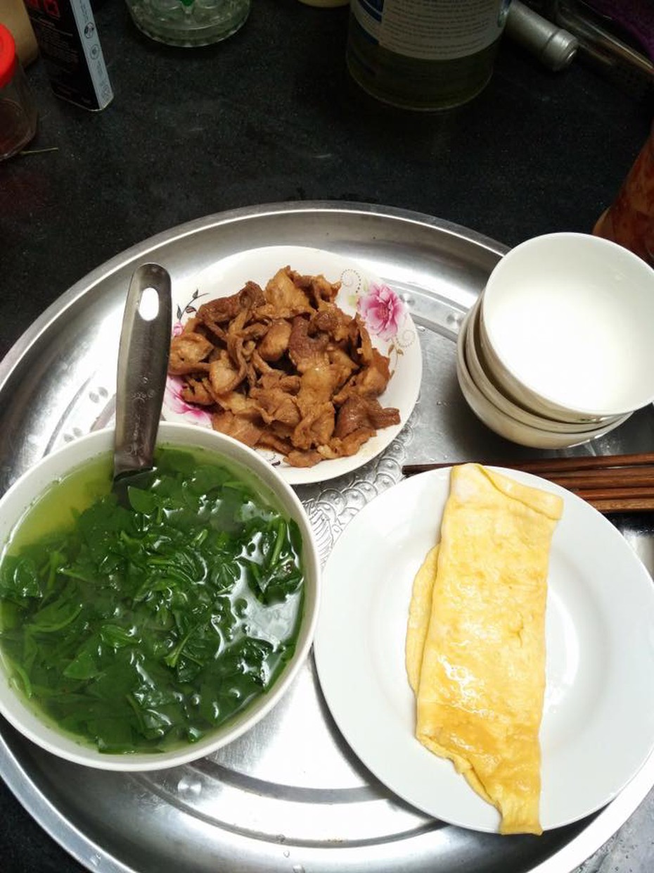 Tranh luận sôi nổi về mâm cơm đầy đủ rau thịt do bé gái lớp 5 nấu