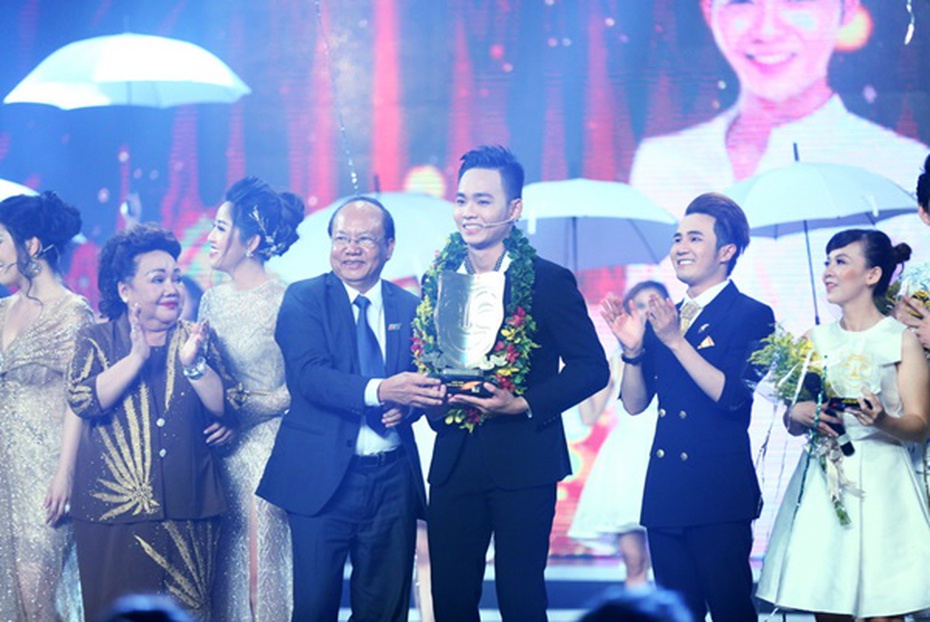 Cười Xuyên Việt 2016: 'Hotboy xoài lắc' Anh Tú giành quán quân