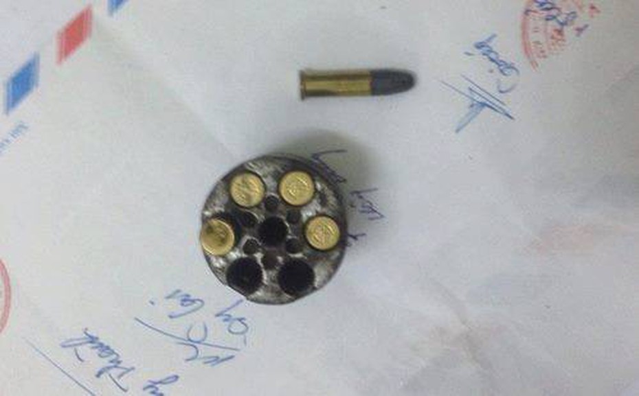 Khởi tố gã con rể dí súng vào đầu nhạc phụ vì nghi vợ ngoại tình