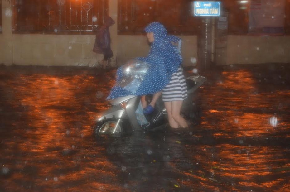 Hà Nội: Mưa lớn, đường phố ngập nặng, hàng loạt xe chết máy