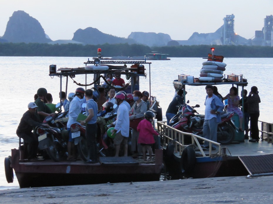 Quảng Ninh: Đò ngang trái phép bến Phà Rừng ngang nhiên hoành hành