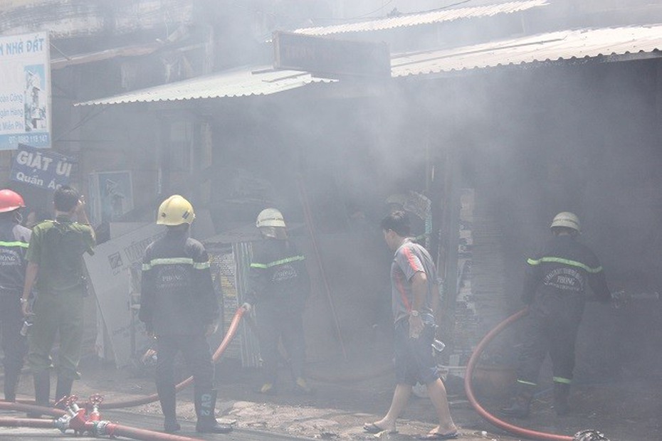 TP.HCM: Cháy lớn tại Phan Huy Ích, toàn bộ cửa hàng bị thiêu rụi