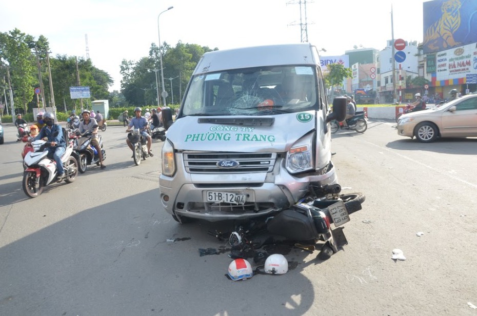 Xe trung chuyển Phương Trang, tông xe máy 1 người nguy kịch