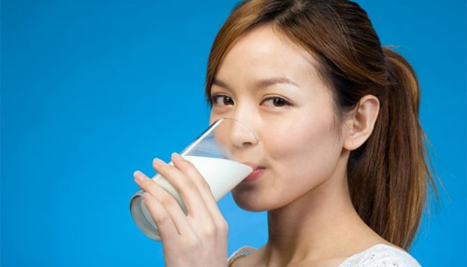 Vì sao không uống sữa tươi vào sáng sớm mà uống 2h trước khi đi ngủ?