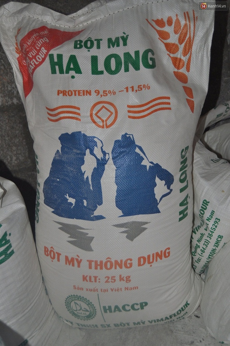 Cận cảnh quy trình sản xuất bánh Trung Thu giá 2.000 đồng gây sốt