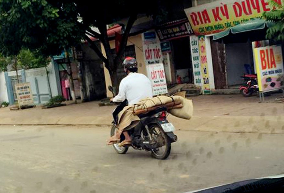 Quá nghèo, người đàn ông cuốn chiếu chở thi thể về nhà bằng xe máy