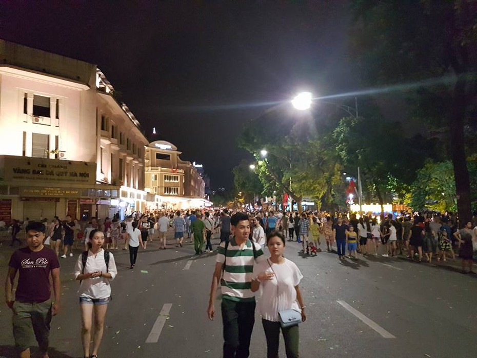 Ô tô của bưu điện Thủ đô được vào khu phố đi bộ