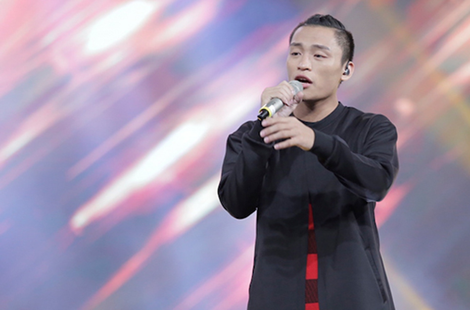 Clip: Huy Tuấn 'tát yêu' thí sinh Vietnam Idol trên sóng truyền hình