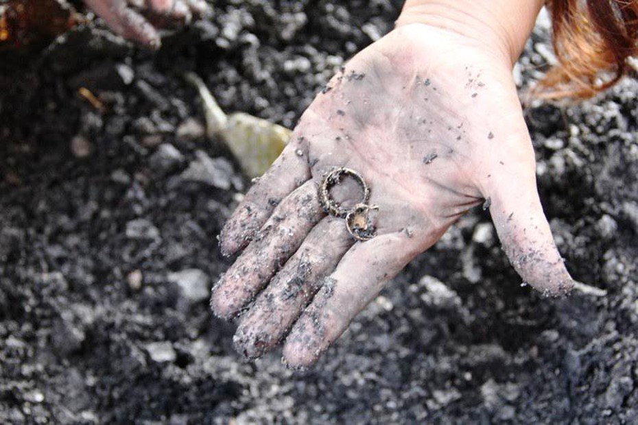 Chợ cháy tan hoang, tiểu thương đào bới trong đống đổ nát tìm vàng