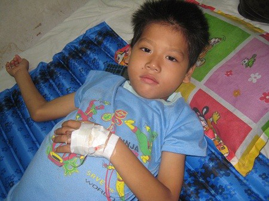 Xót xa cháu bé nghèo bị u phúc mạc sườn