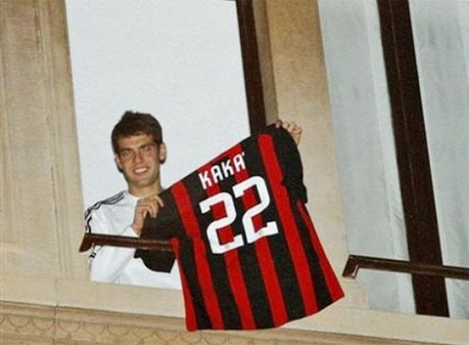 Milan mua lại tình yêu từ CĐV Kaka