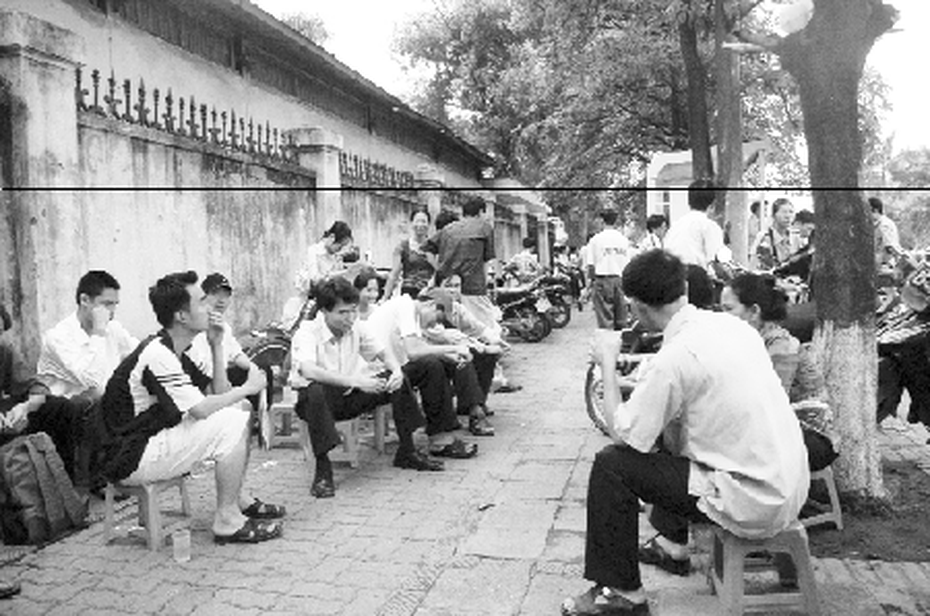 Con học kém, vẫn bán gia sản cho “lai kinh ứng thí”