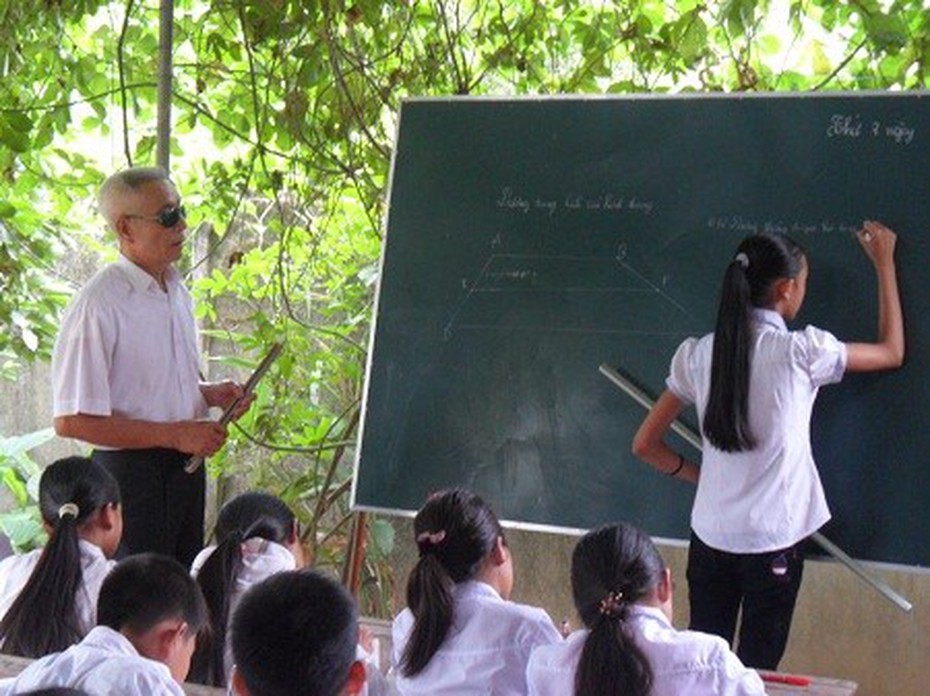 Người thương binh mù lòa dạy chữ cho học sinh nghèo