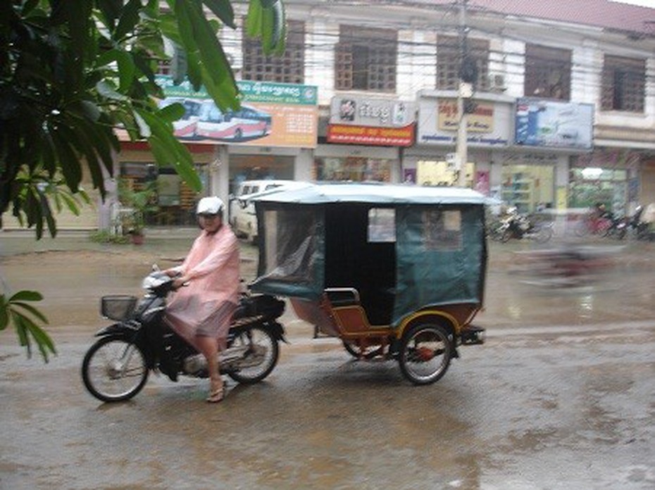 Muôn nẻo mưu sinh của lái tuk-tuk Việt tại Campuchia