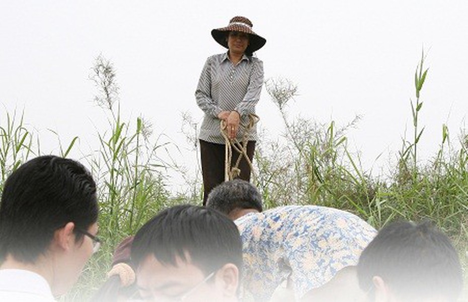 Kiếm tiền triệu nhờ lấy... “nước thiêng” đi bán