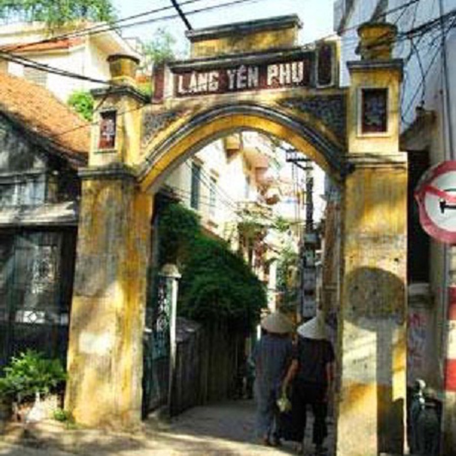 Cổng làng trong phố