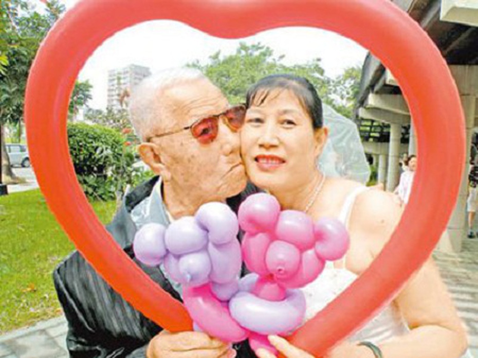 Vợ chồng già “bon chen” ảnh cưới... để đời