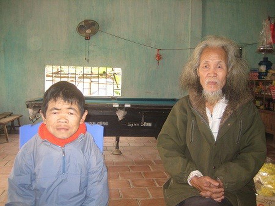 “Cậu bé” 34 tuổi nhặt rác nuôi cha già