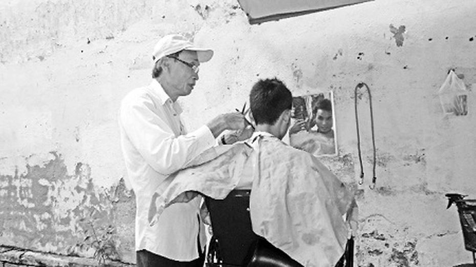 Tiệm cắt tóc 20 năm trên đường phố