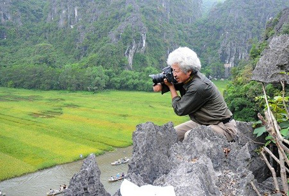 Nhiếp ảnh gia dùng một tay vươn ra thế giới