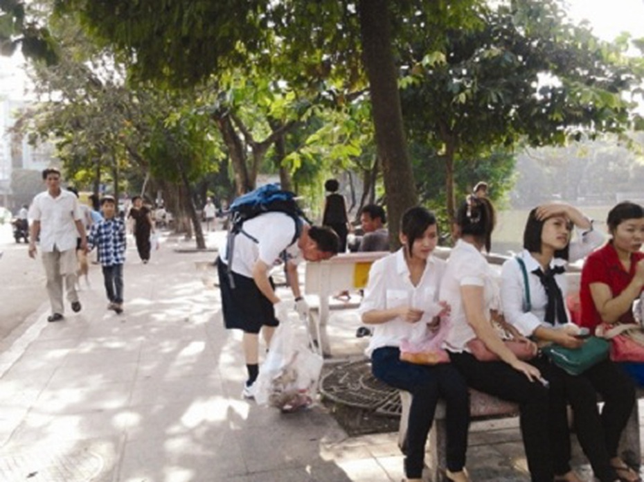 Người Việt nên xấu hổ khi người nước ngoài nhặt rác Hồ Gươm