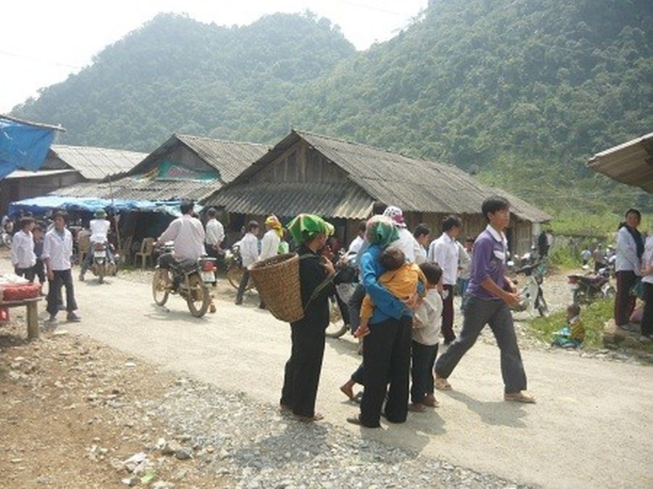 Độc đáo phiên chợ "ngả nghiêng" ở biên giới Việt – Lào