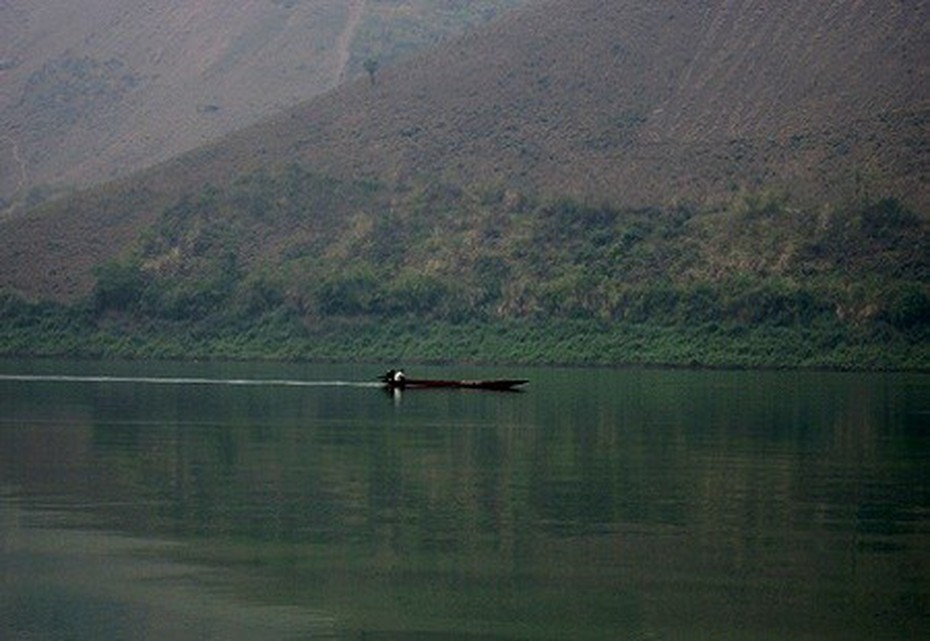 Săn “thủy quái” trên dòng Đà giang