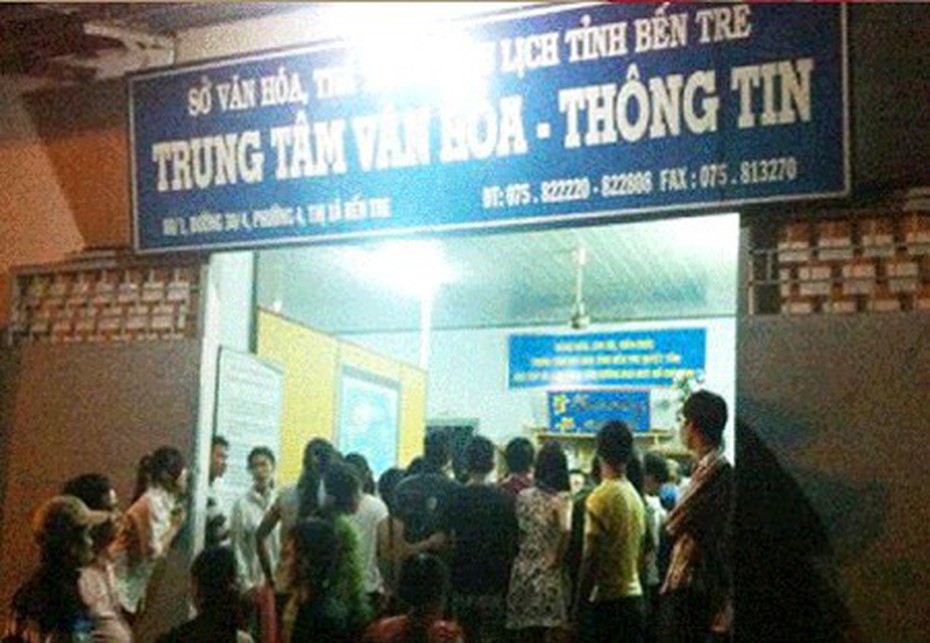 Phá nát sân khấu vì ông bầu 'treo đầu dê bán thịt chó'