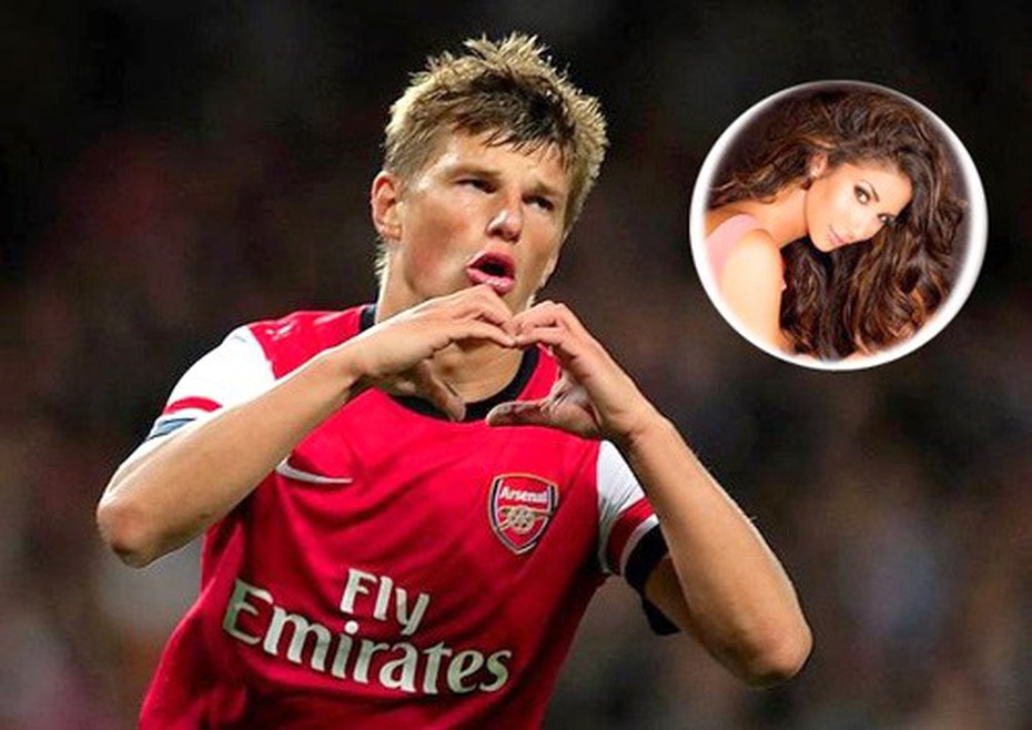 Arshavin bỏ vợ con chạy theo hoa hậu thoát y