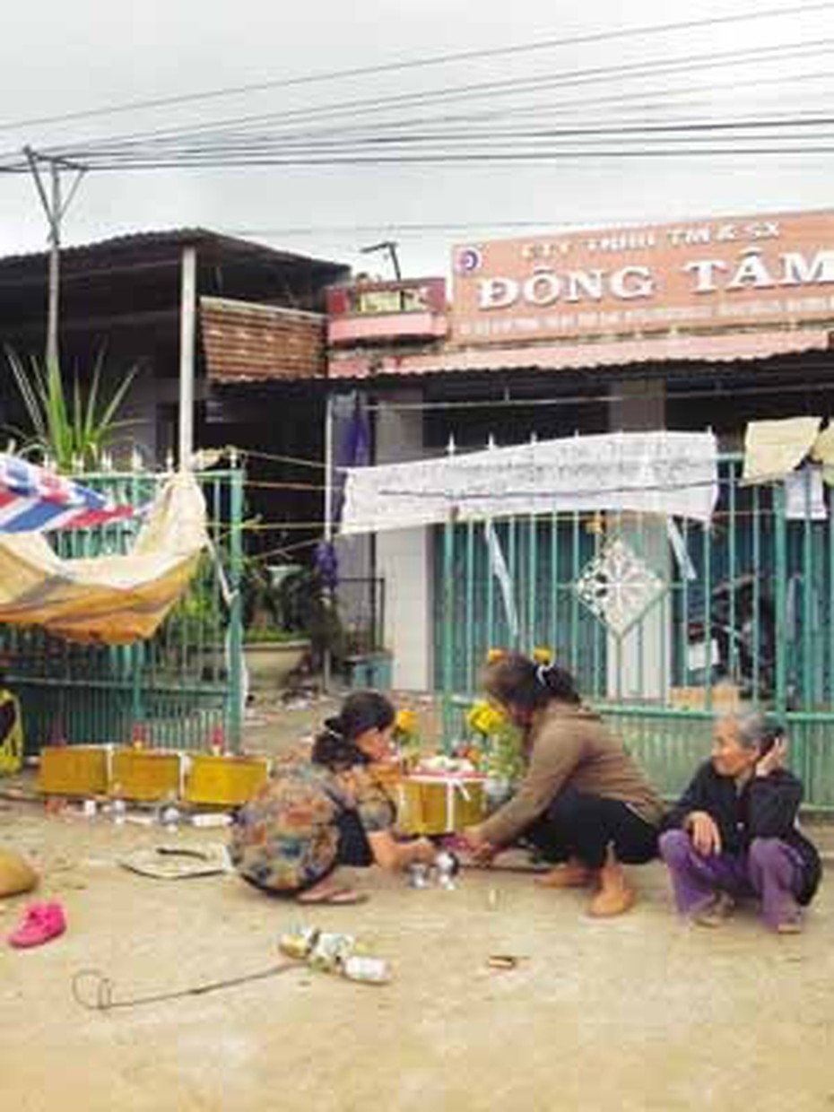 Mang 22 quan tài đặt trước nhà đòi bồi thường