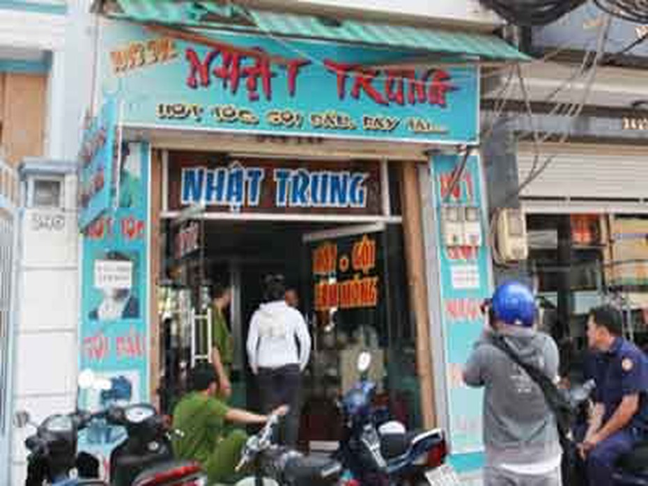 Vợ đang ngủ, chồng tẩm xăng đốt rồi nhảy lầu tự tử