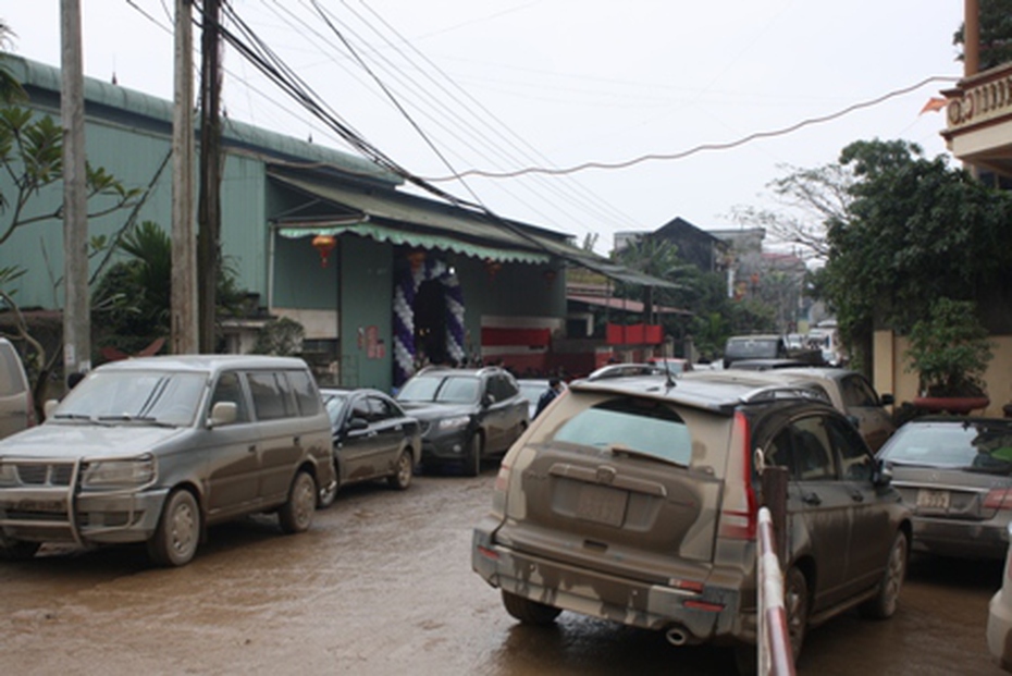 Làng quê "sốt" vì đám cưới trăm ô tô