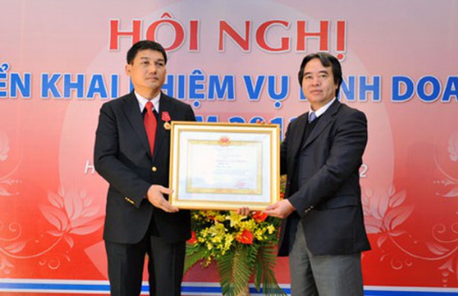 Hãm nhà băng cho vay tiền