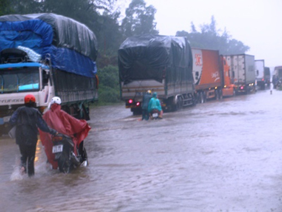 Nước lũ tràn qua, hàng ngàn nhà dân bị cô lập