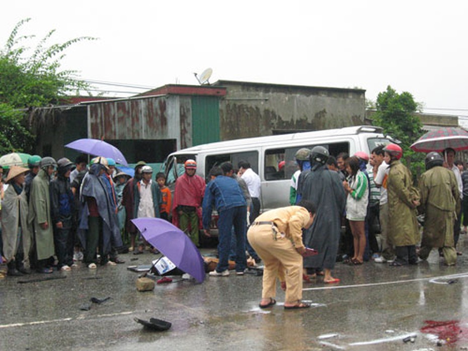 Hai ô tô tông nhau, 7 người thương vong