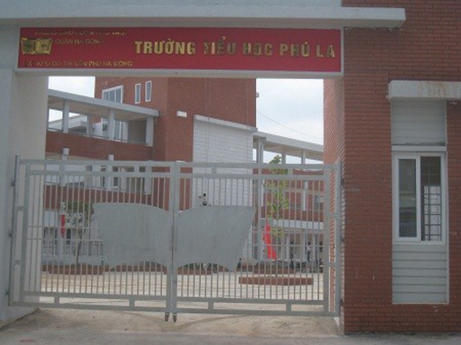 Phụ huynh tố trường tiểu học tuyển sinh bằng cách “đòi người”