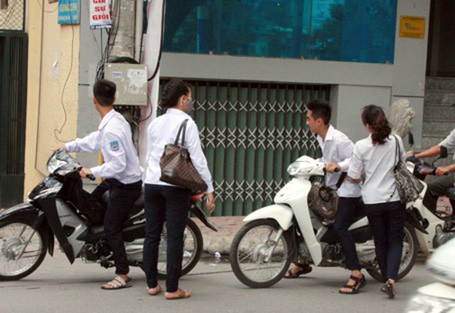 Nhức nhối tình trạng học trò “nhờn luật” giao thông