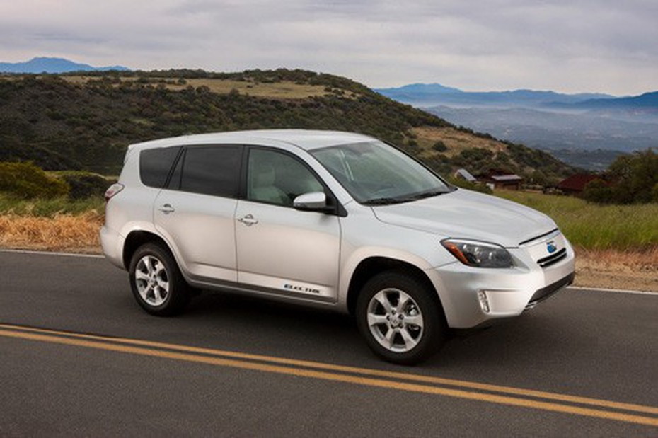 Toyota ra mắt RAV4 EV chạy điện