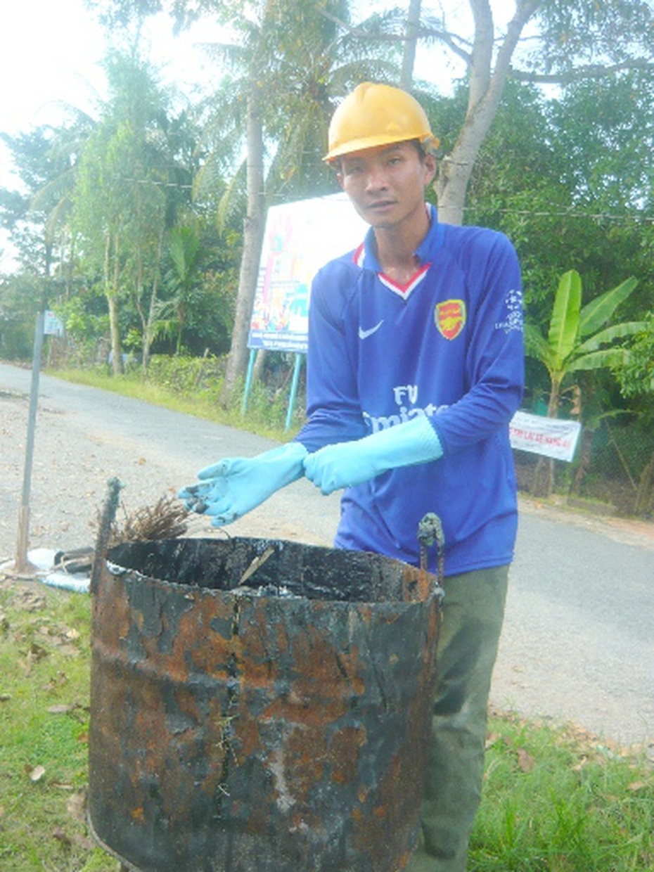 Chàng trai bán bò nhà, vá đường cho thiên hạ