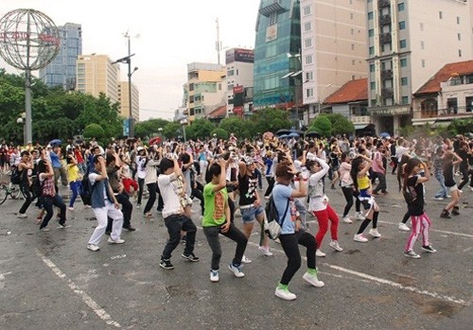 Giới trẻ “mê mẩn” nhảy Flash mob