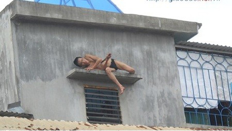 Phê “đá” thoát y, cầm dao đâm người loạn xạ