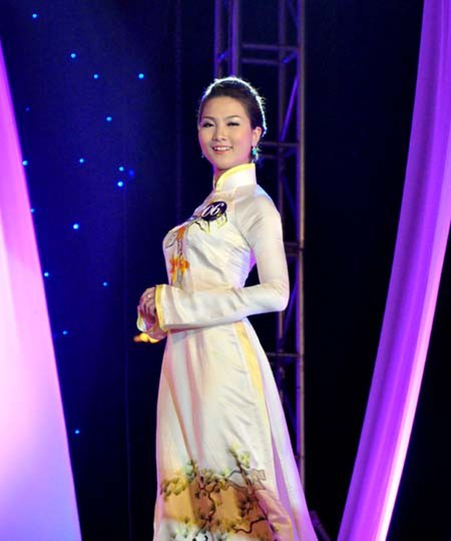Nữ sinh Ngoại thương làm duyên với áo dài