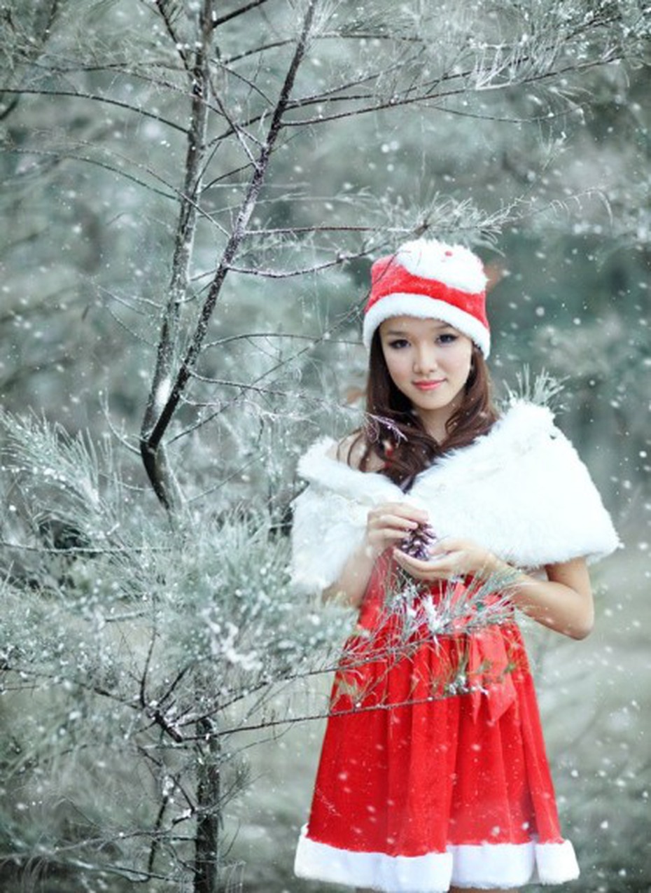 Thảo My đón Noel một mình trong rừng thông