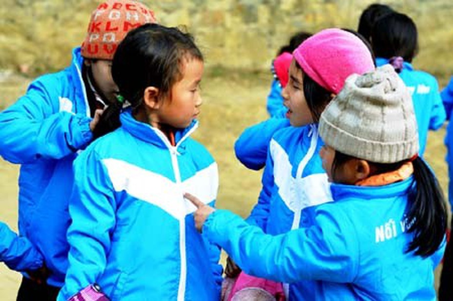 Hàng ngàn em nhỏ vùng cao được nhận áo ấm, khăn len