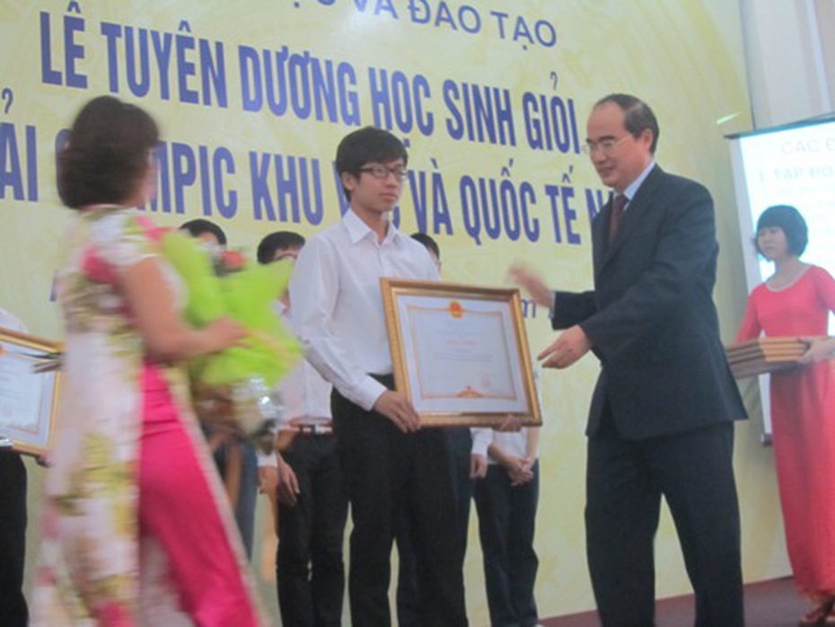 Vinh danh học sinh đạt giải Olypic quốc tế và khu vực