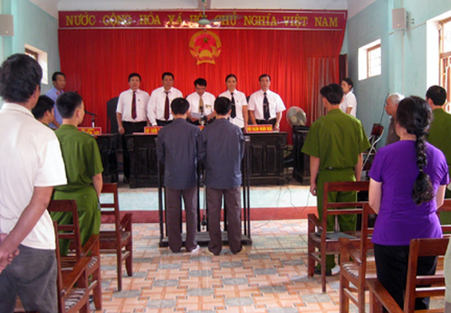 Trên bàn xử án, từ “thỉnh thị án” và "duyệt án”